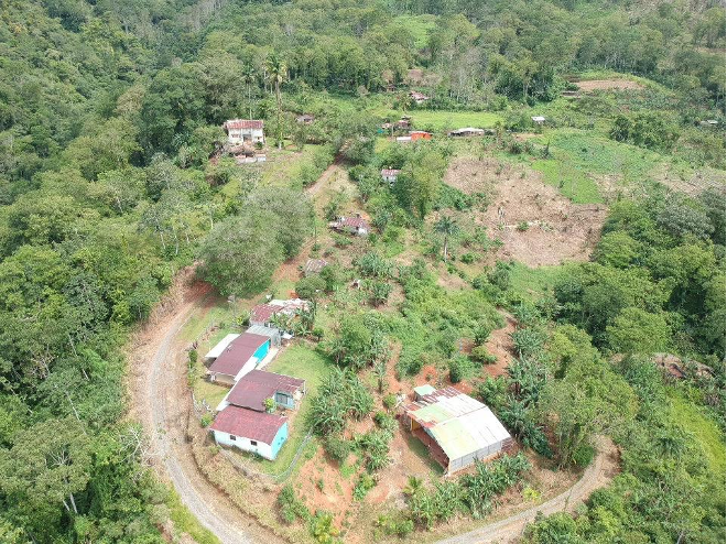Fotografía área de la comunidad de Las Pavas, el edificio ubicado en la zona inferior es una escuela del lugar.