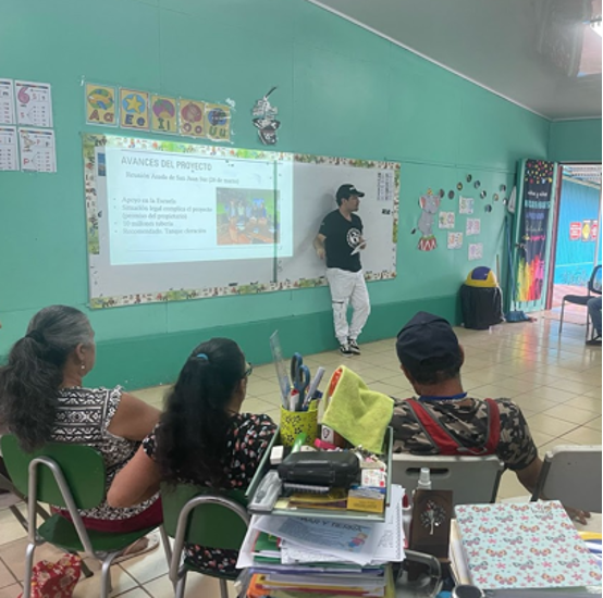 Reunión comunitaria en la Escuela de las Pavas con el objetivo de presentar avances del proyecto.