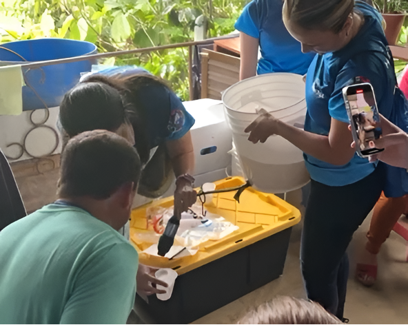 Fotografía de la entrega y demostración de filtros por CADENA
